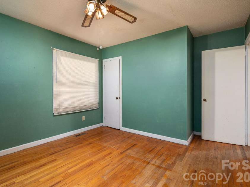 1724 Perry Street, Gastonia, NC 28054.  MLS# CAR4312386, YatesRealty ID 13154. 