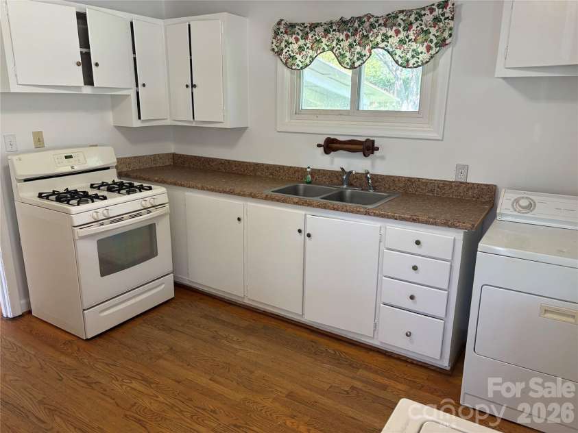 1724 Perry Street, Gastonia, NC 28054.  MLS# CAR4312386, YatesRealty ID 13154. 