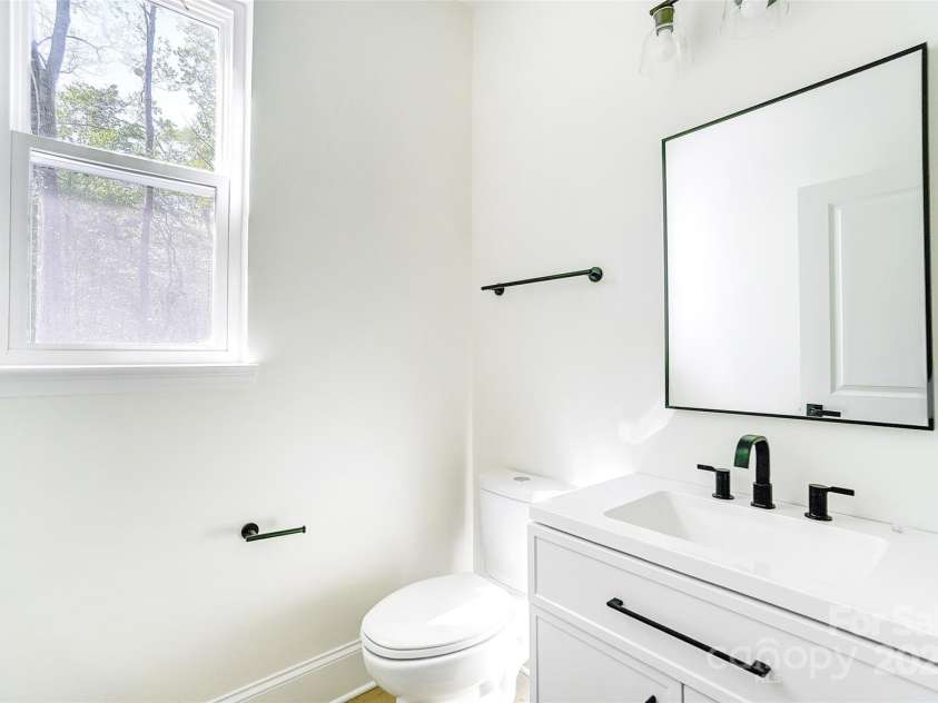 176 Forest Creek Drive, Statesville, NC 28625.  MLS# CAR4246381, YatesRealty ID 13155. Main Level Half Bath