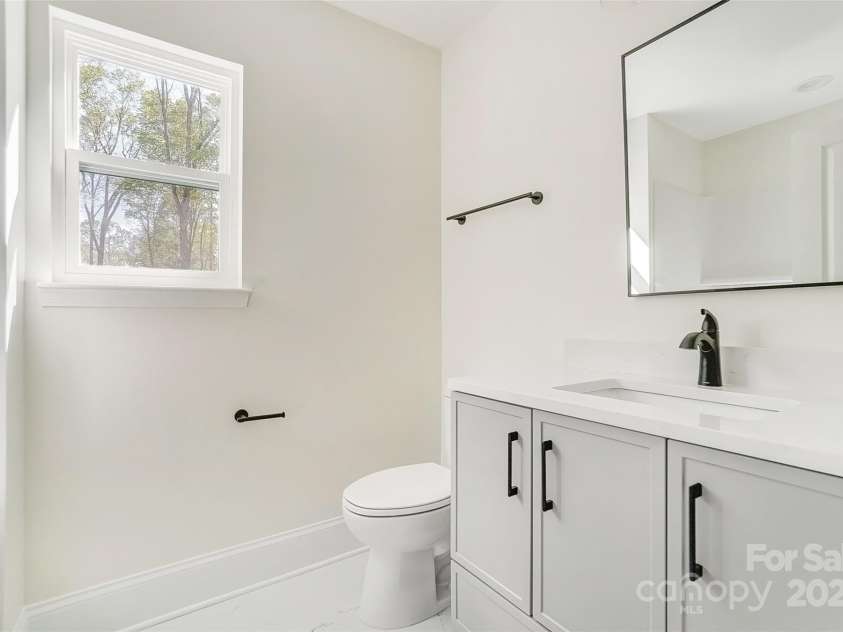 176 Forest Creek Drive, Statesville, NC 28625.  MLS# CAR4246381, YatesRealty ID 13155. Upper Level Hall Full Bath