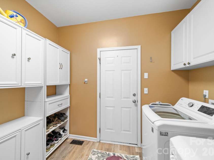 6802 Olde Sycamore Drive, Mint Hill, NC 28227.  MLS# CAR4361144, YatesRealty ID 13155. 