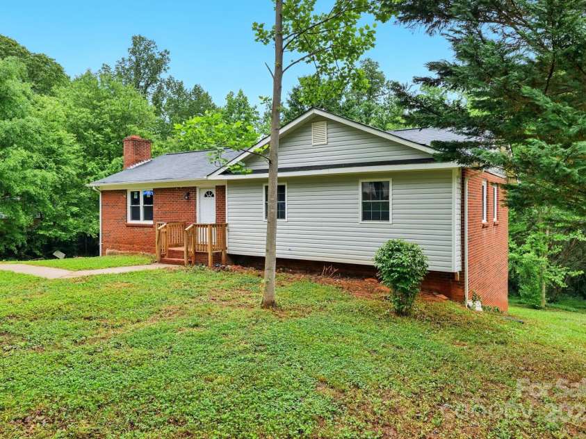 131 Little Forest Lane, Statesville, NC 28625.  MLS# CAR4252416, YatesRealty ID 13159. House Front - Right