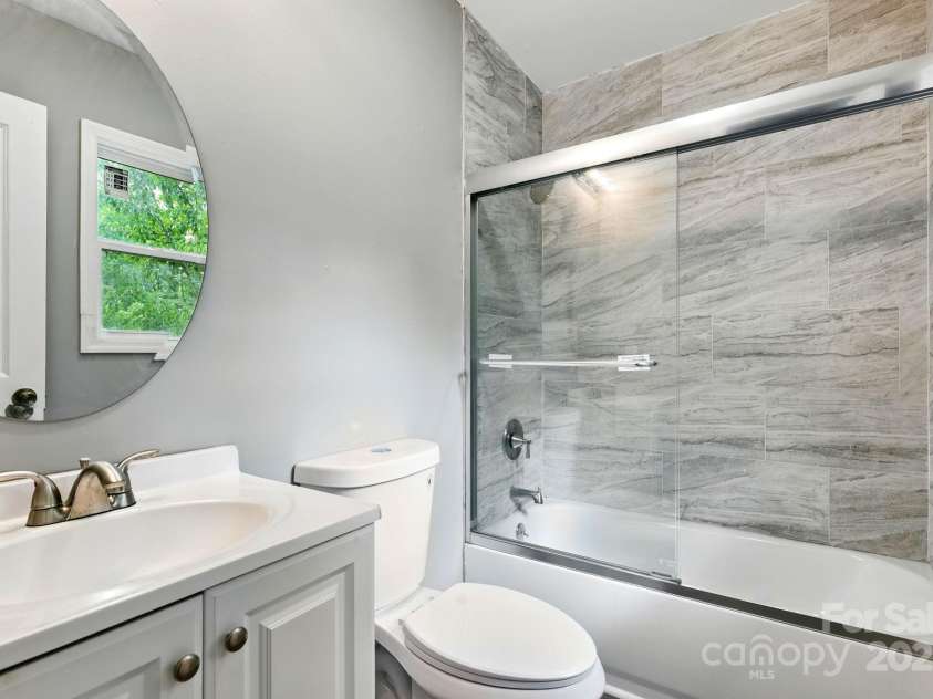 131 Little Forest Lane, Statesville, NC 28625.  MLS# CAR4252416, YatesRealty ID 13159. Primary Ensuite Bathroom
