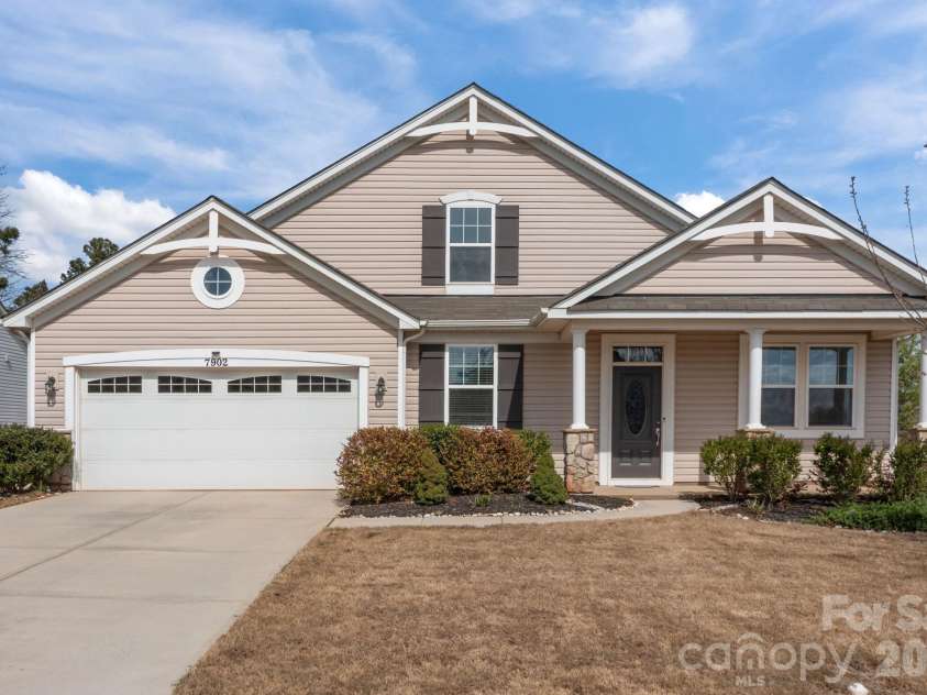 7902 Meridale Forest Drive, Charlotte, NC 28269.  MLS# CAR4363359, YatesRealty ID 13159. 