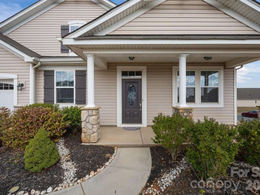 7902 Meridale Forest Drive, Charlotte, NC 28269.  MLS# CAR4363359, YatesRealty ID 13159. 
