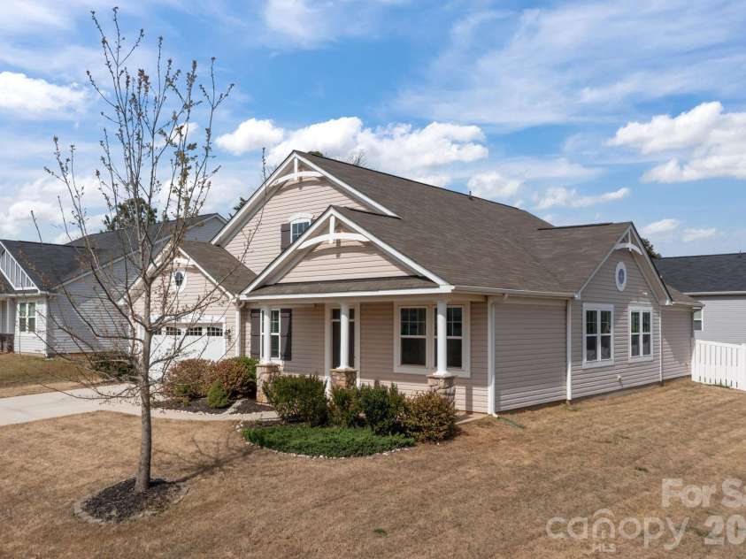 7902 Meridale Forest Drive, Charlotte, NC 28269.  MLS# CAR4363359, YatesRealty ID 13159. 