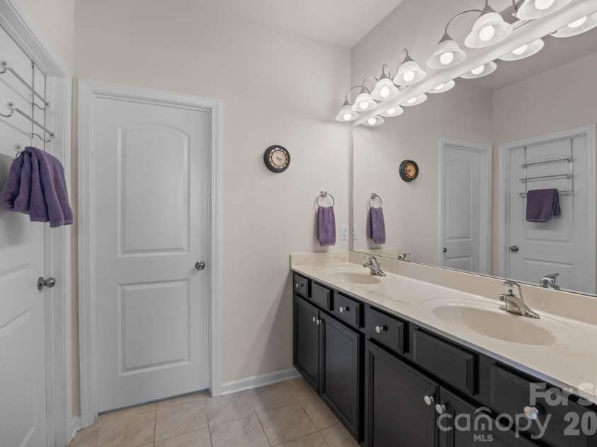 7902 Meridale Forest Drive, Charlotte, NC 28269.  MLS# CAR4363359, YatesRealty ID 13159. 