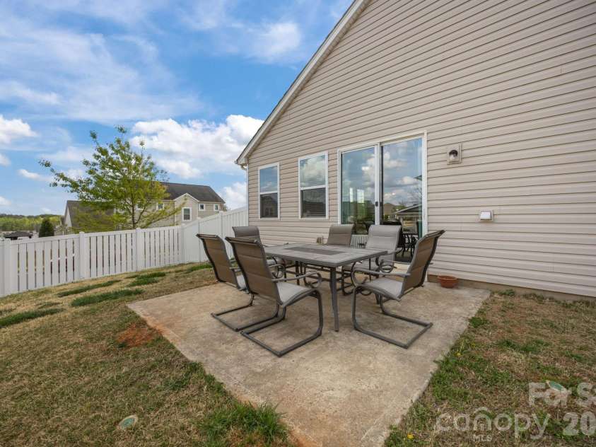 7902 Meridale Forest Drive, Charlotte, NC 28269.  MLS# CAR4363359, YatesRealty ID 13159. 