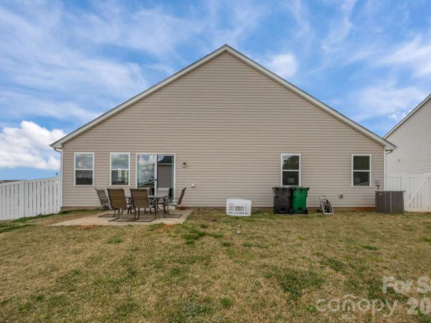 7902 Meridale Forest Drive, Charlotte, NC 28269.  MLS# CAR4363359, YatesRealty ID 13159. 