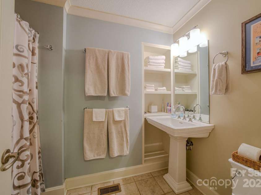 262 Erwin Hills Road, Asheville, NC 28806.  MLS# CAR4255578, YatesRealty ID 13166. Full Bathroom