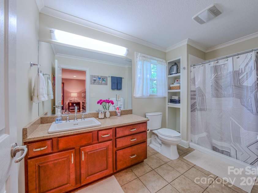 262 Erwin Hills Road, Asheville, NC 28806.  MLS# CAR4255578, YatesRealty ID 13166. Primary Full Bathroom with shower.