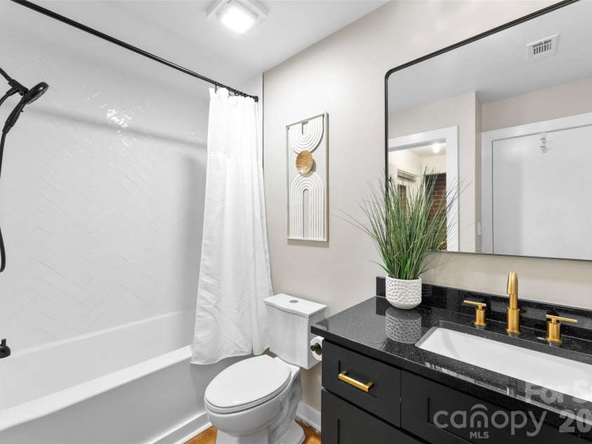 626 Graham Street, Charlotte, NC 28202.  MLS# CAR4350299, YatesRealty ID 13166. 