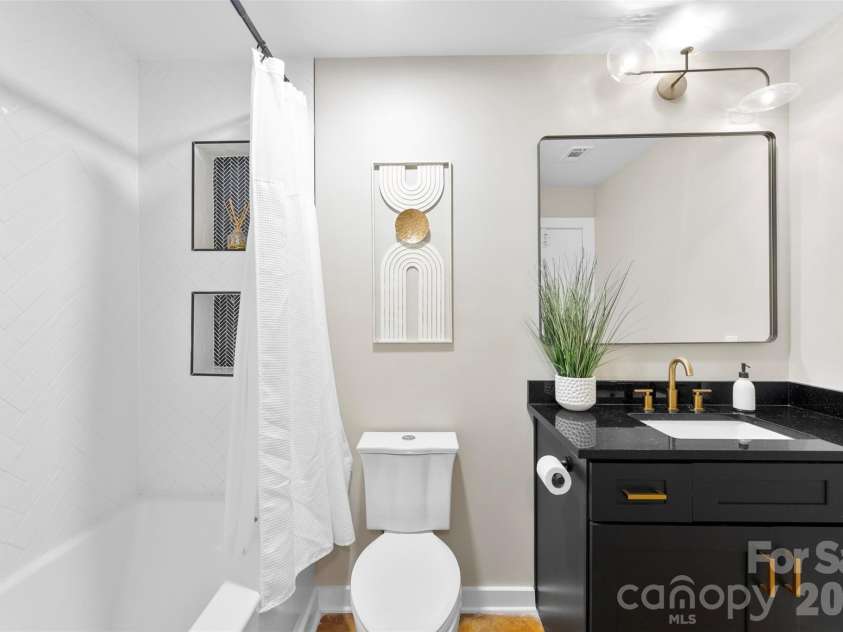 626 Graham Street, Charlotte, NC 28202.  MLS# CAR4350299, YatesRealty ID 13166. 