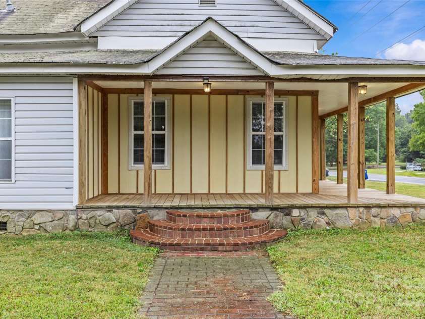 3824 Matthews Mint Hill Road, Matthews, NC 28105.  MLS# CAR4308589, YatesRealty ID 1317. 