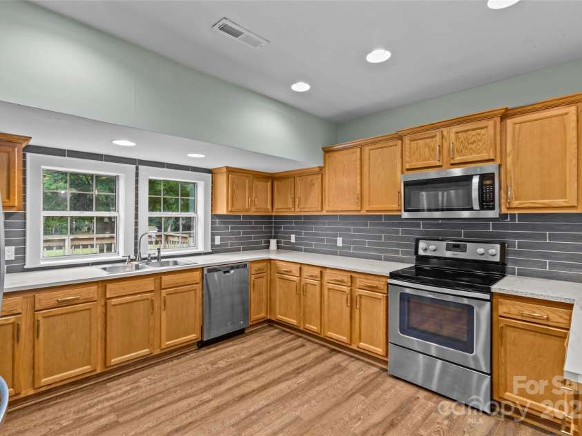 3824 Matthews Mint Hill Road, Matthews, NC 28105.  MLS# CAR4308589, YatesRealty ID 1317. 