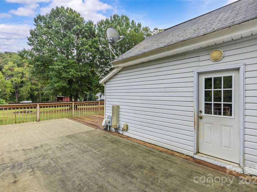 3824 Matthews Mint Hill Road, Matthews, NC 28105.  MLS# CAR4308589, YatesRealty ID 1317. 