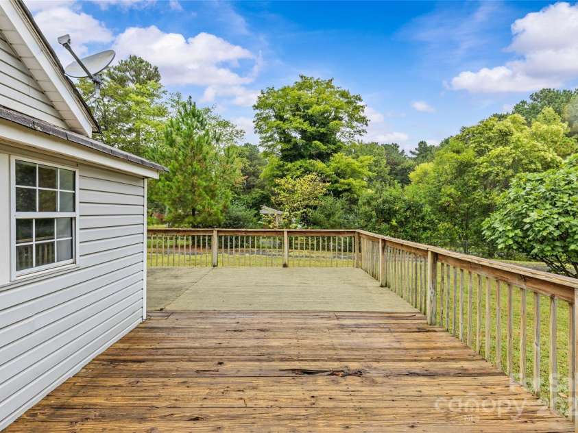 3824 Matthews Mint Hill Road, Matthews, NC 28105.  MLS# CAR4308589, YatesRealty ID 1317. 