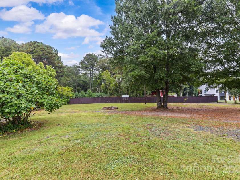 3824 Matthews Mint Hill Road, Matthews, NC 28105.  MLS# CAR4308589, YatesRealty ID 1317. 