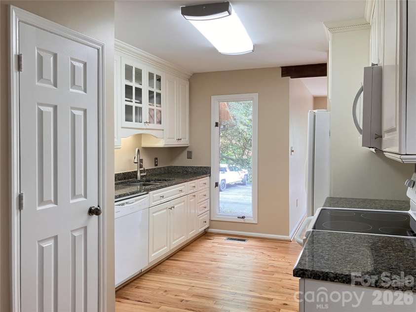25 Village Drive, Asheville, NC 28803.  MLS# CAR4403144, YatesRealty ID 13171. 