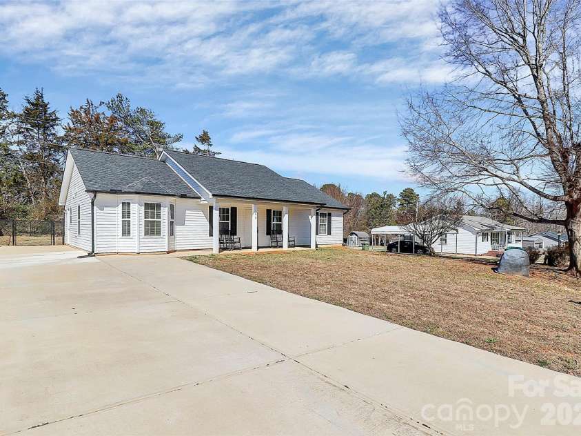 105 Ace Avenue, Dallas, NC 28034.  MLS# CAR4346384, YatesRealty ID 13172. 