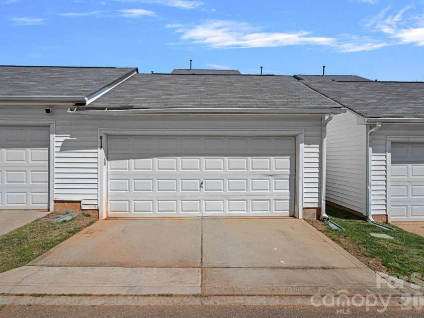 8117 Bridgegate Drive, Huntersville, NC 28078.  MLS# CAR4364152, YatesRealty ID 13177. 