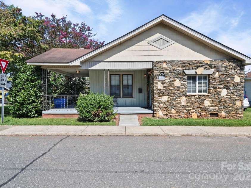 408 Woodlawn Avenue, Cramerton, NC 28032.  MLS# CAR4302545, YatesRealty ID 1318. 