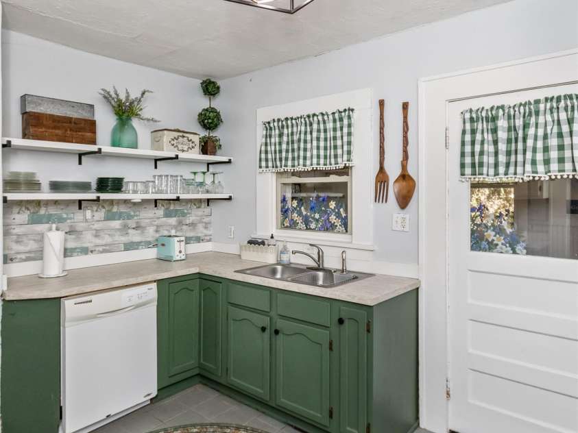13 Norton Drive, Asheville, NC 28804.  MLS# CAR4366166, YatesRealty ID 13180. 