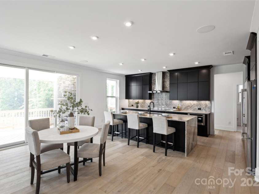 5225 Glenwalk Drive, Charlotte, NC 28269.  MLS# CAR4166267, YatesRealty ID 13180. Casual Dining and Kitchen