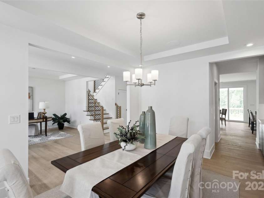 5225 Glenwalk Drive, Charlotte, NC 28269.  MLS# CAR4166267, YatesRealty ID 13180. Formal Dining