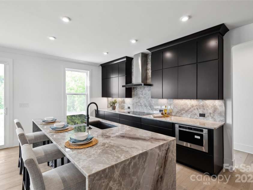 5225 Glenwalk Drive, Charlotte, NC 28269.  MLS# CAR4166267, YatesRealty ID 13180. Gourmet kitchen with JennAir appliances