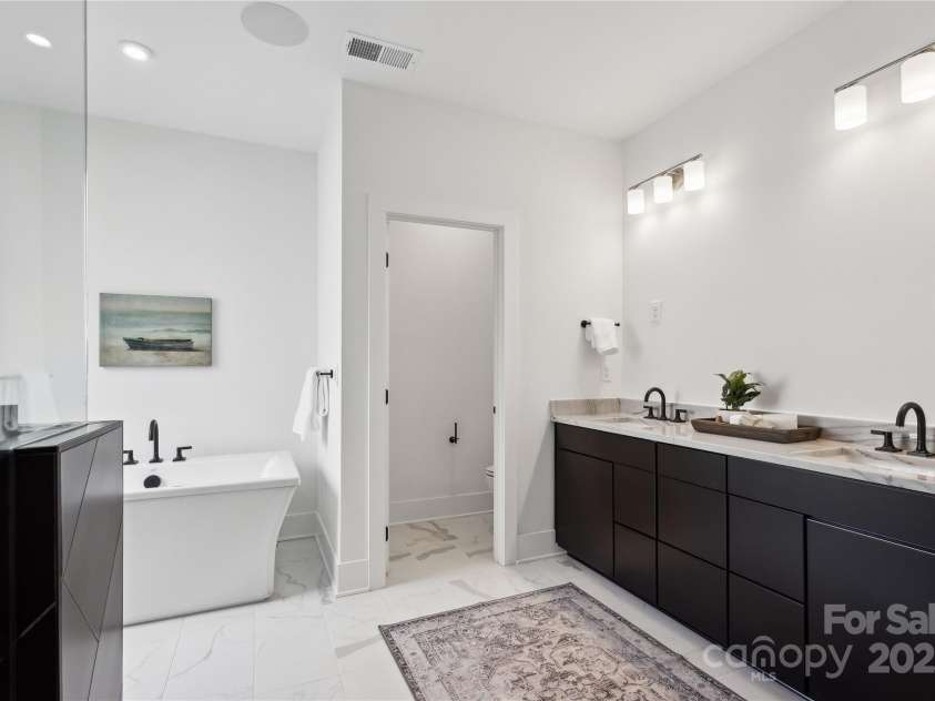 5225 Glenwalk Drive, Charlotte, NC 28269.  MLS# CAR4166267, YatesRealty ID 13180. Primary Bath