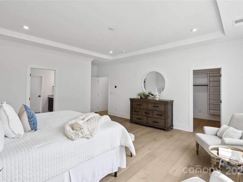 5225 Glenwalk Drive, Charlotte, NC 28269.  MLS# CAR4166267, YatesRealty ID 13180. Primary Bedroom