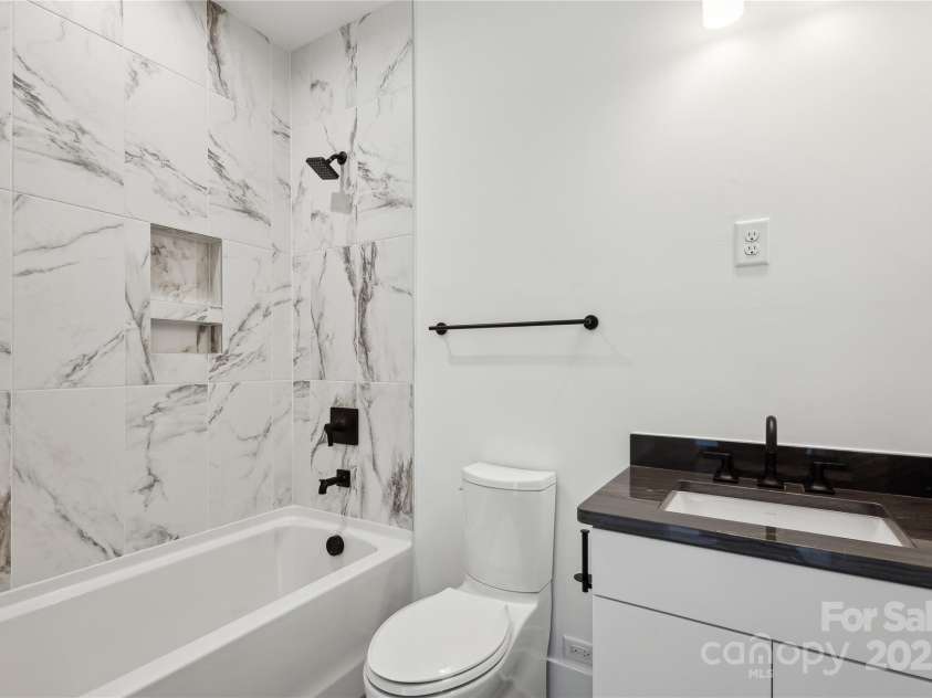 5225 Glenwalk Drive, Charlotte, NC 28269.  MLS# CAR4166267, YatesRealty ID 13180. Secondary Bath