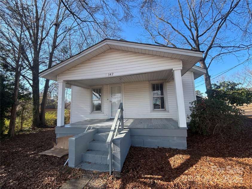 142 26th Street, Hickory, NC 28602.  MLS# CAR4334608, YatesRealty ID 13182. 