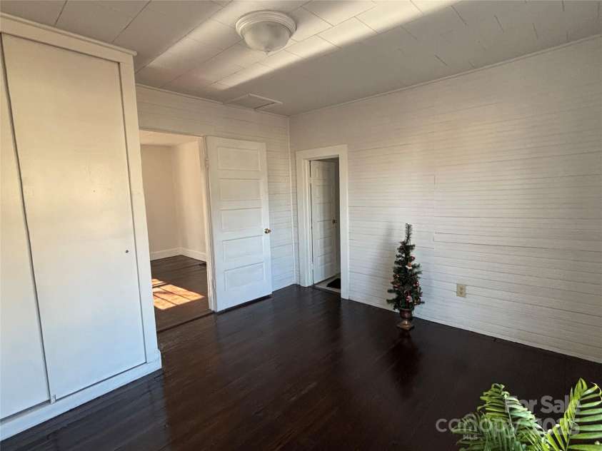 142 26th Street, Hickory, NC 28602.  MLS# CAR4334608, YatesRealty ID 13182. 