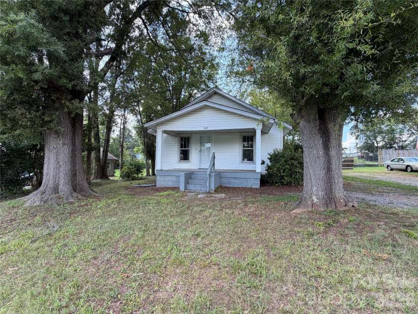 142 26th Street, Hickory, NC 28602.  MLS# CAR4423588, YatesRealty ID 13182. 