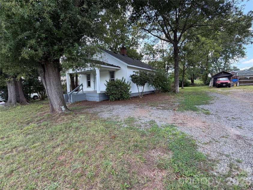 142 26th Street, Hickory, NC 28602.  MLS# CAR4423588, YatesRealty ID 13182. 
