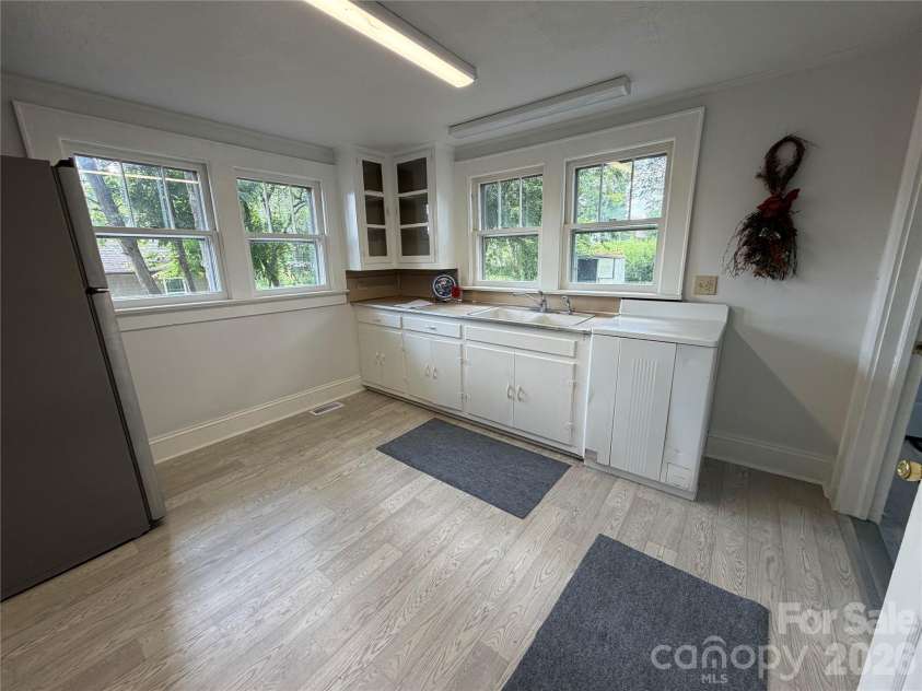 142 26th Street, Hickory, NC 28602.  MLS# CAR4423588, YatesRealty ID 13182. 