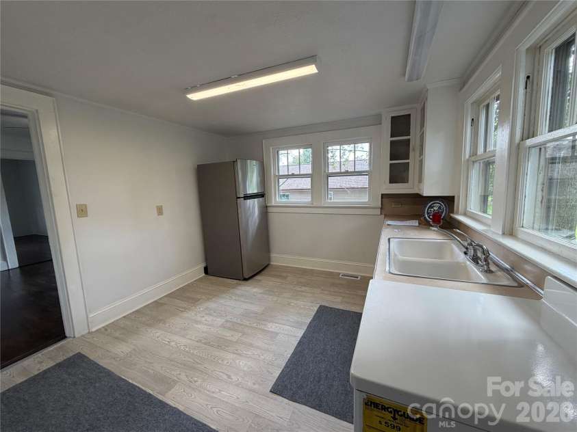 142 26th Street, Hickory, NC 28602.  MLS# CAR4423588, YatesRealty ID 13182. 