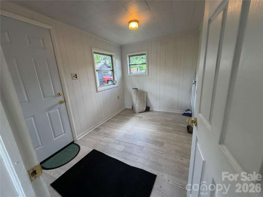 142 26th Street, Hickory, NC 28602.  MLS# CAR4423588, YatesRealty ID 13182. 