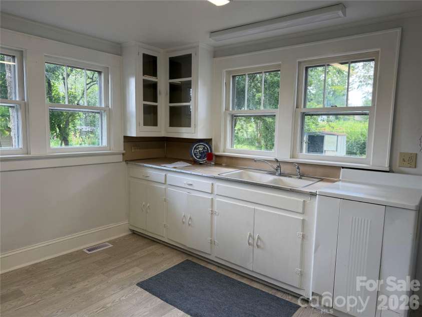 142 26th Street, Hickory, NC 28602.  MLS# CAR4423588, YatesRealty ID 13182. 