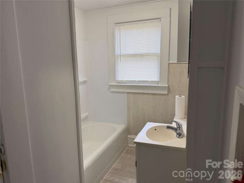 142 26th Street, Hickory, NC 28602.  MLS# CAR4423588, YatesRealty ID 13182. 