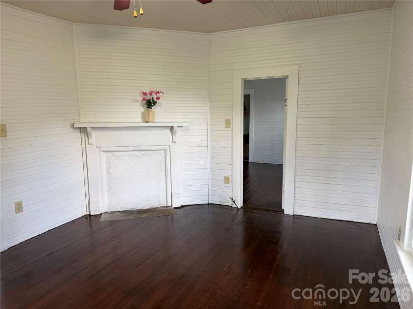 142 26th Street, Hickory, NC 28602.  MLS# CAR4423588, YatesRealty ID 13182. 