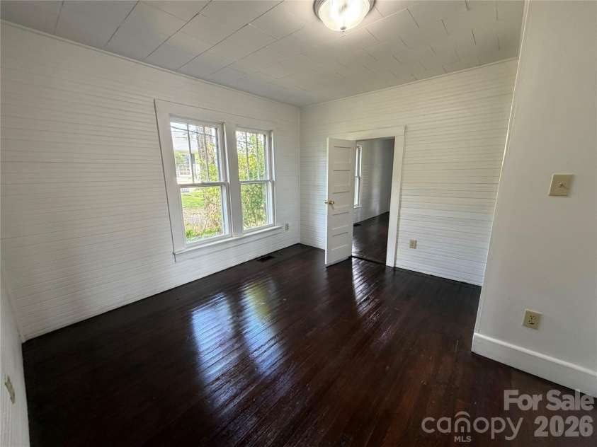 142 26th Street, Hickory, NC 28602.  MLS# CAR4423588, YatesRealty ID 13182. 