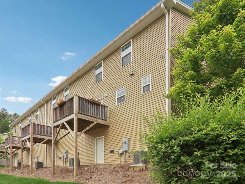 198 Alpine Ridge Drive, Asheville, NC 28806.  MLS# CAR4259639, YatesRealty ID 1319. 