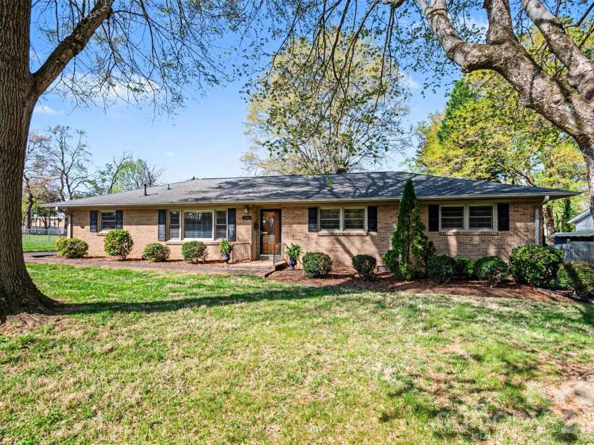201 Pine Street, Lowell, NC 28098.  MLS# CAR4364711, YatesRealty ID 13194. 