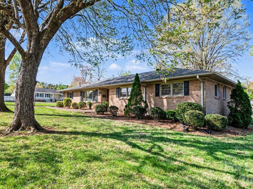201 Pine Street, Lowell, NC 28098.  MLS# CAR4364711, YatesRealty ID 13194. 