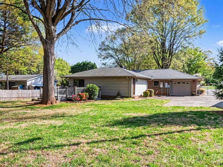 201 Pine Street, Lowell, NC 28098.  MLS# CAR4364711, YatesRealty ID 13194. 