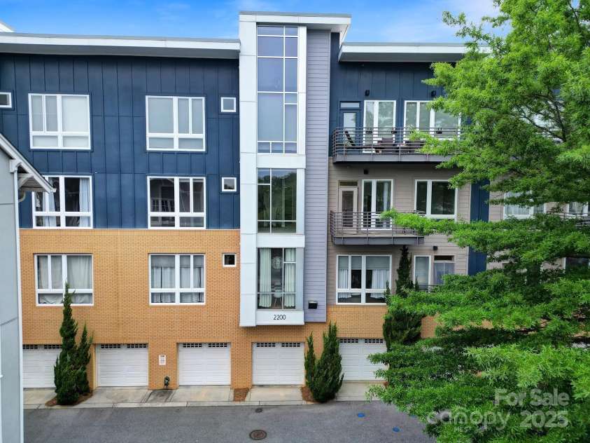 2200 Lyndhurst Avenue, Charlotte, NC 28203.  MLS# CAR4250656, YatesRealty ID 13195. 