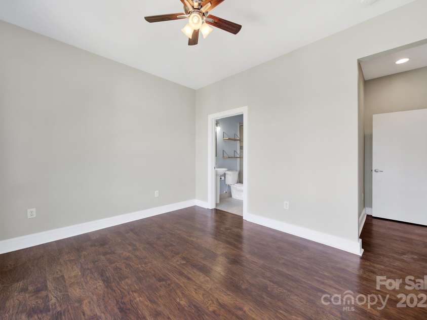 2200 Lyndhurst Avenue, Charlotte, NC 28203.  MLS# CAR4250656, YatesRealty ID 13195. 